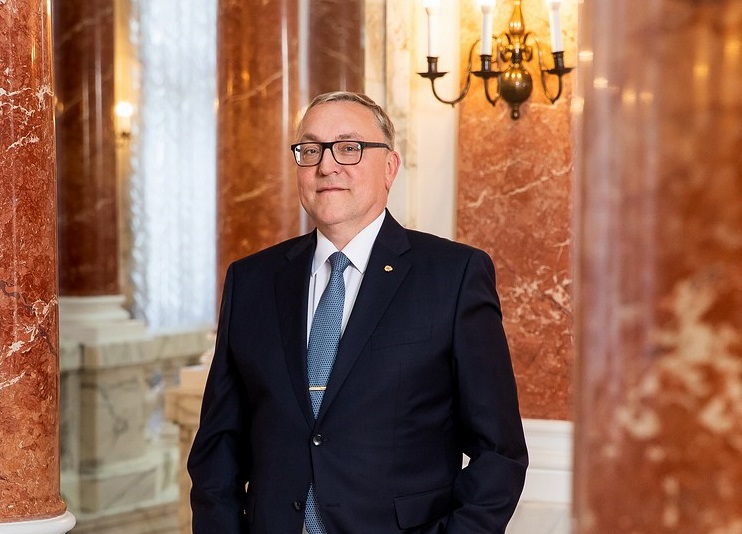 Уважаемый Дмитрий Евгеньевич, с Днём рождения!