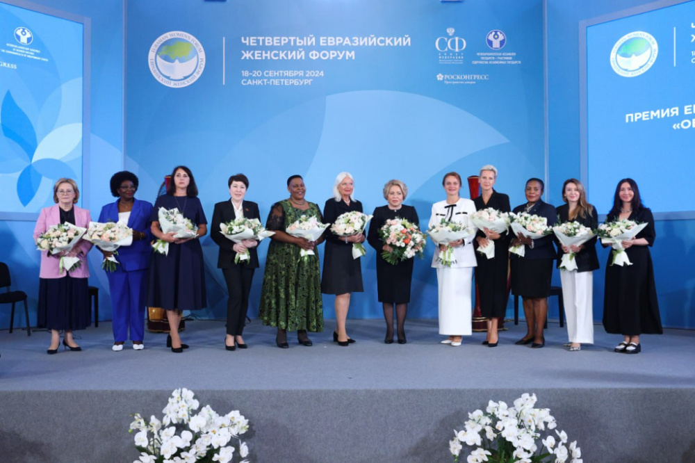 Die Vorsitzende des Föderationsrates verlieh E. Heresh den Preis des vierten Eurasischen Frauenforums „Öffentliche Anerkennung“